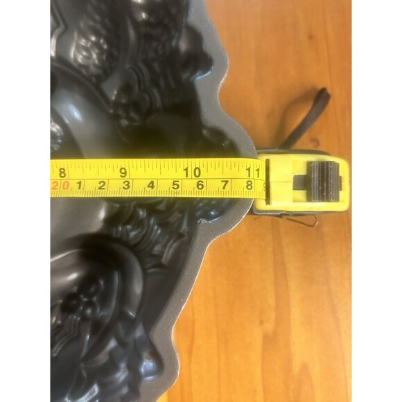 Nordic Ware Holiday Wreath Bundt Pan 9 Cup Capacity Nonstick Heavy Cast Aluminum - Picture 8 of 10